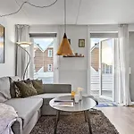 5 Person In Romo-by Traum